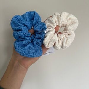 &Other Stories Blue and Cream Scrunchie Set 2 pcs